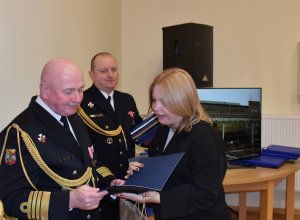 Dowódcy w mundurach i wiceprezydentka Gdyni