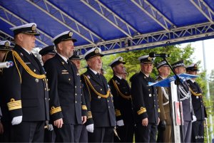 Na zdjęciu m.in.: kadm. Mirosław Jurkowlaniec &ndash; szef Zarządu Morskiego i zastępca Inspektora Marynarki Wojennej Dow&oacute;dztwa Generalnego Rodzaj&oacute;w Sił Zbrojnych,  kmdr. pil. Wojciech Wr&oacute;blewski &ndash; dow&oacute;dca Gdyńskiej Brygady Lotniczej Marynarki Wojennej, kmdr. pil. Andrzej Szczotka &ndash;były dow&oacute;dca Gdyńskiej Brygady Lotnictwa Marynarki Wojennej (fot. Magdalena Starnawska)