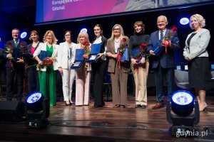 Na scenie wyr&oacute;żnieni i samorządowcy