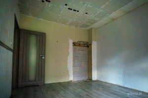 Wnętrze jednego z mieszkań komunalnych w Gdyni, kt&oacute;re wymaga remontu i zostanie uwzględnione w programie (fot. Kamil Złoch)