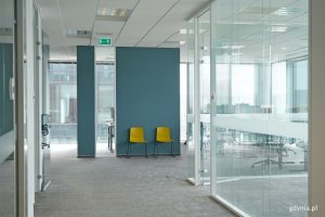 Wnętrza i stanowiska pracy w biurze firmy Bechtel w Gdańsku 
