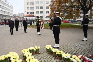 Kwiaty pod pomnikiem Józefa Piłsudskiego w Gdyni złożyli prezydent Gdyni Wojciech Szczurek, Andrzej Bień - wiceprzewodniczący Rady Miasta Gdyni oraz Joanna Zielińska - przewodnicząca gdyńskiej Rady Miasta. Na pierwszym planie widać ułożone przed pomnikiem donice z żółtymi chryzantemami i posterunek honorowy żołnierzy Marynarki Wojennej // fot. Michał Puszczewicz