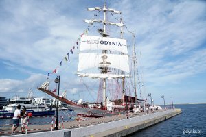 ORP &bdquo;Iskra&rdquo; z żaglem stulecia przy nabrzeżu w Basenie Prezydenta 