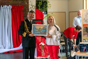 Iwona Mazurek-Orłowska, dyrektorka Polskiej Szkoły w Bergen i komandor porucznik Artur Rogalski z obrazem, kt&oacute;ry trafi do prezydent Gdyni