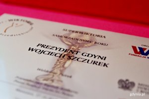 Statuetka Super Wiktoria przyznana prezydentowi Gdyni Wojciechowi Szczurkowi // fot. Kamil Złoch