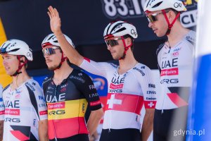 Zesp&oacute;ł UAE Team Emirates XRG podczas prezentacji na scenie zawod&oacute;w przed startem wyścigu 