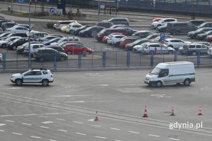 Biały samochód osobowy i biała furgonetka z oznaczeniami Inspekcji Ochrony Środowiska
