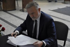   Do księgi kondolencyjnej wyłożonej w gdyńskim magistracie wpisał się prezydent Gdyni, Wojciech Szczurek i jego zastępcy, fot. Jan Ziarnicki