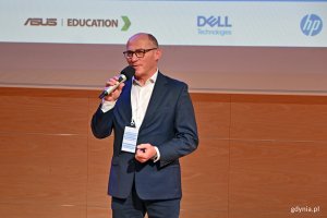 Witold Chudyszewicz, dyrektor Zespołu Szkół Ogólnokształcących nr 8 w Gdyni, podczas otwarcia konferencji Edu Day Gdynia 2024 
