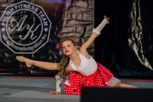 Dziewczynka na scenie