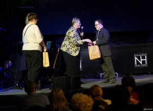 Na zdjęciu: Magdalena Borowska, przewodnicząca Polskiego Stowarzyszenia na rzecz Os&oacute;b z Niepełnosprawnością Intelektualną koło w Gdyni podczas podziękowań