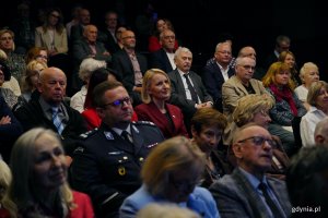Uczestnicy uroczystości z okazji 50-lecia Towarzystwa Miłośnik&oacute;w Gdyni zgromadzeni w sali Konsulatu Kultury