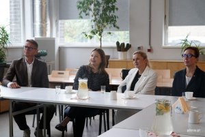 Na zdjęciu (od lewej): dyrektor CKZiU nr 1 Rafał Miłosz, wiceprezydentka Gdyni Oktawia Gorzeńska, ministra edukacji Barbara Nowacka,  wicekurator Jolanta Jankowska-Żmich (fot. Magdalena Starnawska)