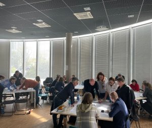Uczestnicy podzieleni na grupy pracują z mapami Gdyni