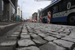 Zabytkowy bruk jak nowy // fot. Kamil Złoch