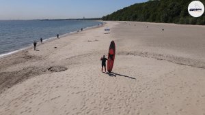 "Podręcznik do nauki pływania na desce SUP" to cykl wideo-odcinków, gdzie certyfikowany instruktor krok po kroku omawia technikę wiosłowania na stojąco