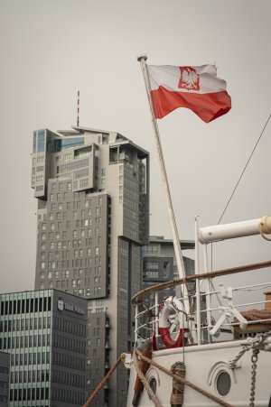 SeaTowers i biało-czerwona flaga na Darze Pomorza, fot. Andrzej Zmuda
