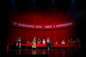 Scena zbiorowa w spektaklu Teatru Muzycznego w Gdyni - „Mistrz i Małgorzata” // fot. Przemysław Burda