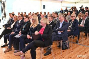 Na sali m.in. prezydent Gdyni Aleksandra Kosiorek, dyr. Oddziału Wybrzeże PGE Energia Ciepła Ewa Barszcz, wiceprezydent Gdyni Rafał Geremek, z-ca komendanta miejskiego Państwowej Straży Pożarnej w Gdyni brygadier Łukasz Płusa