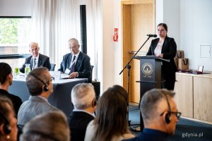 Jubileusz 90-lecia Izby Bawełny w Gdyni – przemawia prezydent Gdyni Aleksandra Kosiorek (fot. Kamil Złoch)