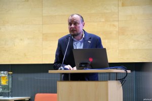 Przy mikrofonie Mariusz Bzdęga, dyrektor zarządzający ds. kultury i aktywności mieszkańc&oacute;w Urzędu Miasta Gdyni