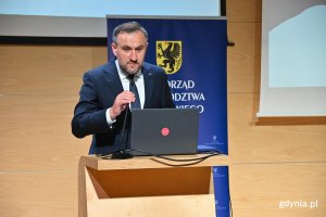 Forum Przedsiębiorstw w Gdyni. Przemawia Tomasz Augustyniak, wiceprezydent Gdyni. (fot. Łukasz Kamasz)