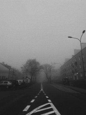 Puste ulice w mieście i tajemnicza mgła. // fot. Monika Rucińska