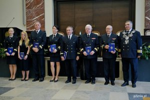 prof. dr hab. inż. kpt. ż.w. Adam Weintrit &ndash; rektor Uniwersytetu Morskiego w Gdyni z nagrodzonymi pracownikami uczelni 