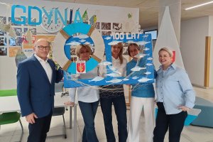 Uroczyste obchody 100-lecia Gdyni w ZSO nr 8, na zdjęciu kadra zarządzająca zespołu (fot. XVII LO w Gdyni)