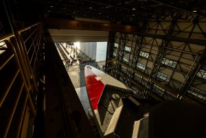 Roll-out Wichra.  Kadłub pierwszego &bdquo;Miecznika&rdquo; opuścił Halę Kadłubową w PGZ Stoczni Wojennej. (fot. comcam.pl/PGZ Stocznia Wojenna) 