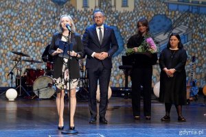 Laureatka medalu "Gdynia bez Barier" dyrektor SOSW nr 2 w Gdyni Joanna Lewandowicz. Nagrodę wręczył wiceprezydent Gdyni Tomasz Augustyniak