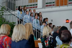 Ch&oacute;r Szkoły Podstawowej nr 21 w Gdyni podczas występu na uroczystościach jubileuszu szkoły 