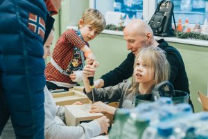 Dziadek z wnukami buduje karmnik w Zespole Szkolno-Przedszkolnym nr 1 w Gdyni