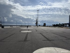 na zdjęciu plac przy nabrzeżu