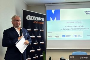 Konferencja - Rodzice i nauczyciele w dialogu o neuror&oacute;żnorodności, na zdjęciu dyrektor GODN Wojciech Jankowsk  (fot. Katarzyna Balcerzak)