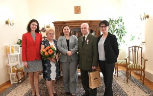 Grupa os&oacute;b w eleganckich strojach