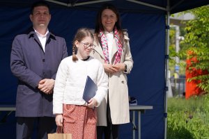 Jedna z laureatek w towarzystwie wiceprezydenta Macieja Zielonki i wiceprzewodniczącej Marioli Śrubarczyk-Cichowskiej