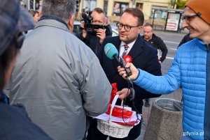 Flagi mieszkańcom Gdyni rozdawał wiceprezydent Marek Łucyk // fot. Paweł Kukla