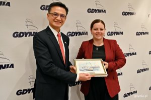 Prezydent Gdyni Aleksandra Kosiorek wręczająca Jeffowi Y. J. Liu –  dyrektorowi Biura Przedstawicielstwa Tajpej w Polsce gdyńską akwarelę
