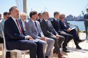 Port Gdynia zwiększa możliwości obsługi. Na zdjęciu widoczni: Tomasz Augustyniak, wiceprezydent Gdyni, Piotr Gorzeński, prezes Portu Gdynia, Adam Gawrylik, członek Zarządu Wojew&oacute;dztwa Pomorskiego, Arkadiusz Marchewka, wiceminister infrastruktury oraz Jacek Karnowski, wiceminister Funduszy i Polityki Regionalnej. (fot. Łukasz Kamasz)