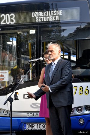 Prezentacja nowych midibusów na skwerze Arki Gdynia - prezydent Gdyni, Wojciech Szczurek, fot. Kamil Złoch