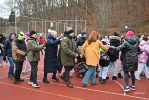 Uczennice i uczniowie wspólnie bawili się na boisku szkolnym (fot. Magdalena Starnawska)