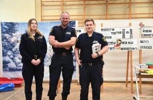 Dw&oacute;ch funkcjonariuszy i funkcjonariuszka w mundurach