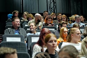 Widzowie oczekujący na pokaz serialu „Heweliusz” w sali Warszawa Gdyńskiego Centrum Filmowego 