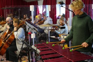 Stokłosa Collective Orchestra pod batutą Jana Stokłosy na pr&oacute;bie do koncertu na stulecie Gdyni