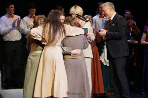 Zesp&oacute;ł "Arcanthos" cieszy się z trofeum 46. Międzynarodowego Festiwalu Muzyki Dawnej Schola Cantorum w Kaliszu. Na zdjęciu Marszałek Wojew&oacute;dztwa Wielkopolskiego, Marek Woźniak  