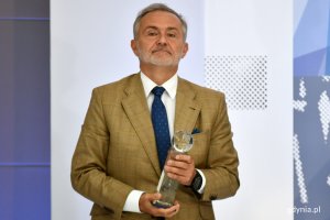 Jedną ze statuetek wręczał prezydent Gdyni Wojciech Szczurek // fot. Michał Puszczewicz