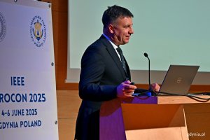 prof. Ireneusz Czarnowski, prowadzący i organizator konferencji, dziekan Wydziału Informatyki Uniwersytetu Morskiego w Gdyni, przemawiający podczas otwarcia wydarzenia