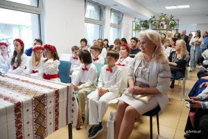 Uczestnicy wydarzenia: dorośli i dzieci w odświętnych strojach