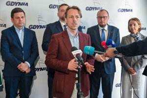 Konferencja prasowa. Przemawia Łukasz Piesiewicz, radny miasta Gdyni.